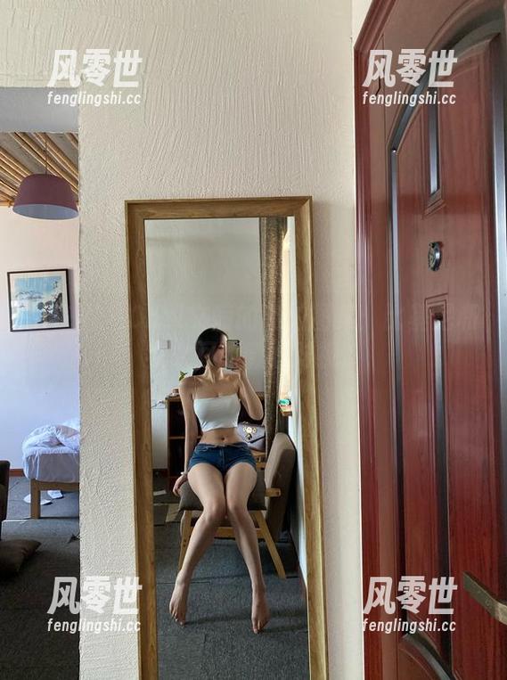 Cool文茜 微密圈 - Cool文茜的私拍图集:比基尼和我之间的微妙对视。