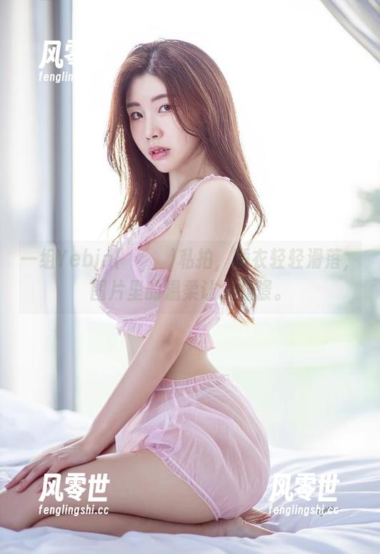 一组Yebin(전예빈)私拍，睡衣轻轻滑落，图片里的温柔让人憧憬。