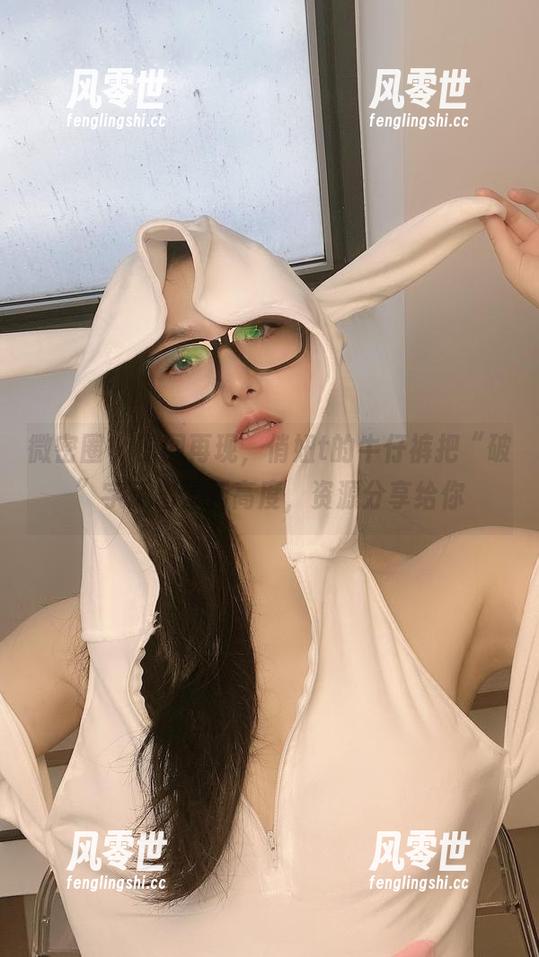 俏妞t 微密圈 - 原图再现,俏妞t的牛仔裤把“破”字玩出了新高度,资源分享给你