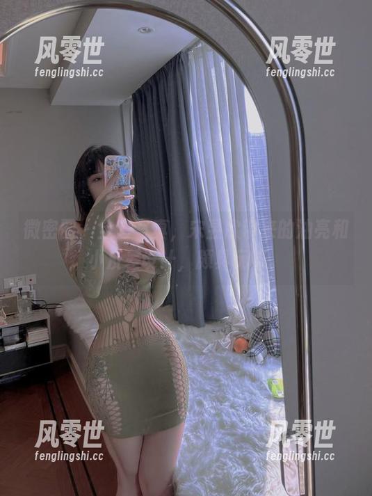 宋昱欣 微密圈 - 全套写真,宋昱欣带来的油亮和小反差设计,颇具玩味。