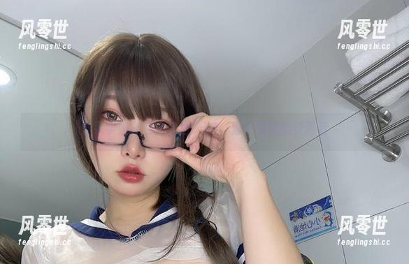 小泉学姐吖的大白裙COS，像个俏皮的梦游者