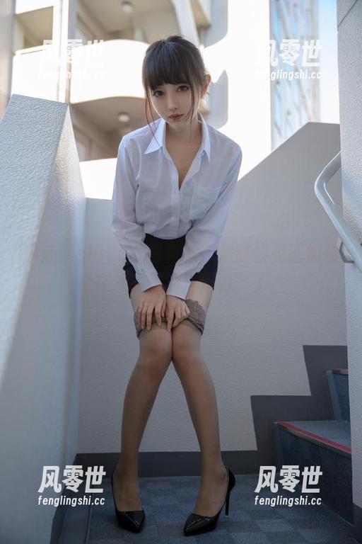 小鹿鹿shika的写真集，是时候见证加藤惠在泳装里的“潜力”了。