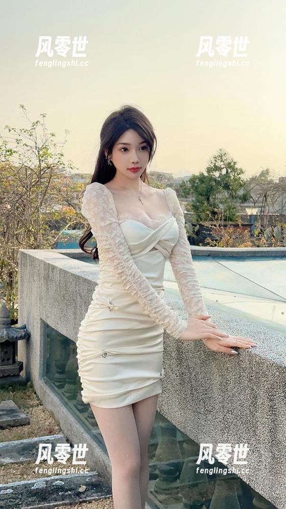 微密圈 - 徐莉芝Booty泳池高清写真：游泳+自拍=水花四溅的时刻！