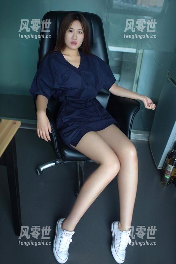 推女郎 - 沙子与牛仔裤的原图，组合得让人意想不到的有趣