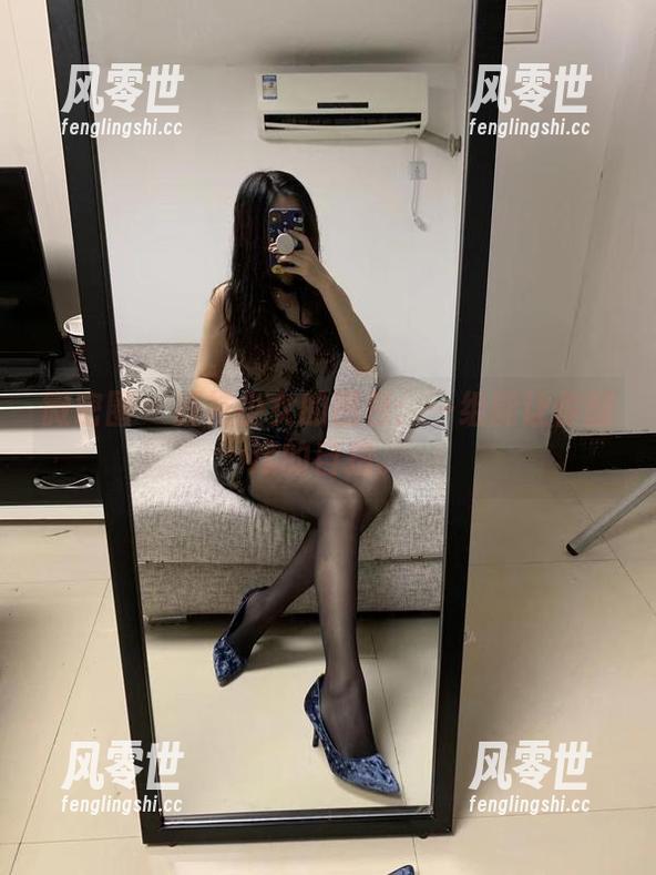 提袜少女 微密圈 - 提袜少女的图包:一组能让你翻滚的自拍。
