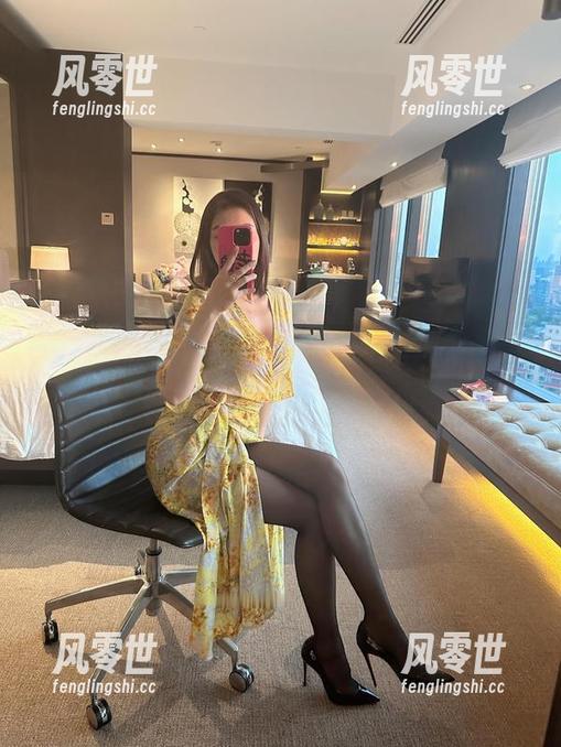 果儿Victoria 微密圈 - 套图中果儿Victoria把护士穿得比白衣更诱惑,叫什么名儿好呢?