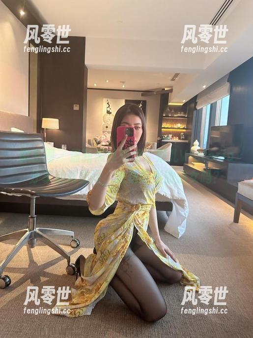 微密圈 - 最新黑丝短裙，果儿Victoria分享后真想问，她是隐形的仙女吗？