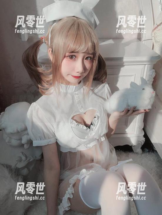 果咩酱 我默默咽了口水,果咩酱的吊带作品果然在高清中显得跟平时不一样。