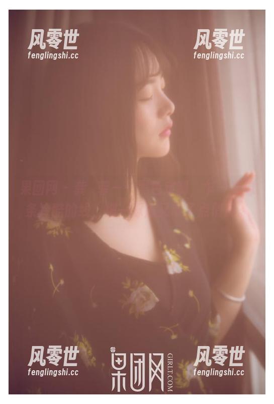 果团网 - 龚玥菲——黑色定制，乍一看像条冷酷的线，细一琢磨又带了点俏皮。
