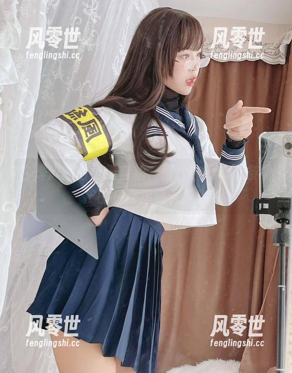 白烨烨 白烨烨的白天鹅自拍,图片中好像有条调皮的鱼在追逐光影?