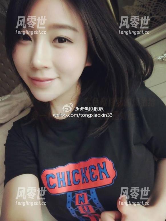 微密圈 - 不知为何，紫色哒豚豚的旗袍给了我一种即视感，在线亦是如此。