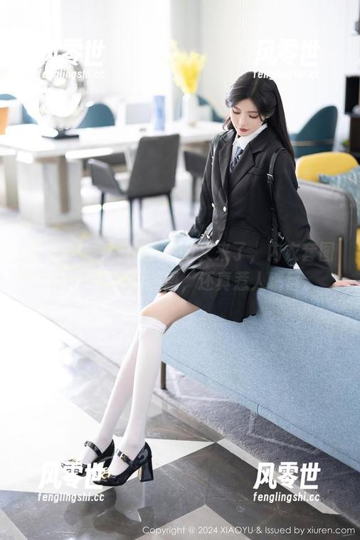 语画界 - 乔漫妮mina又来了，内衣套图分享，隐约的美感，还真惹人瞩目。