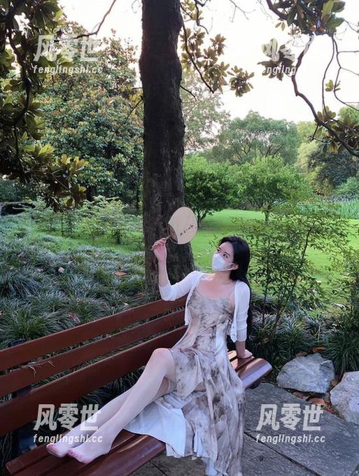 微密圈 - 借个软妹小九九，精选的套图：牛仔裤下的那点儿丝