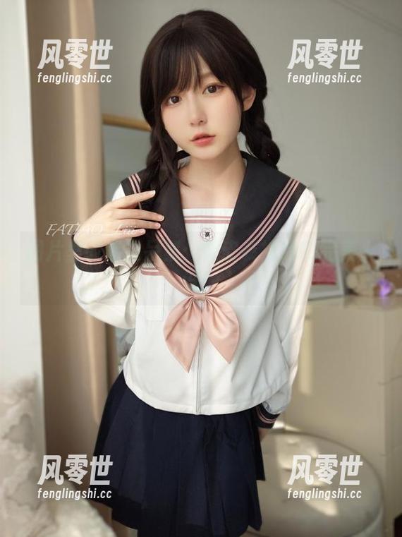迷之呆梨 图片里的迷之呆梨:穿皮衣挑战IG完美人设!