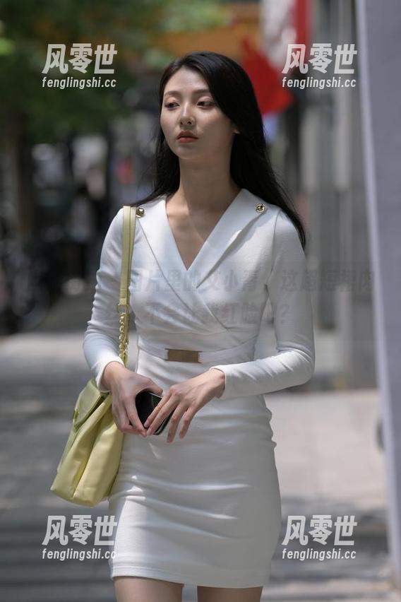 魔镜街拍-艾小青 魔镜街拍 - 图片里的艾小青,这超短裙肉丝,不会让我红脸吧?