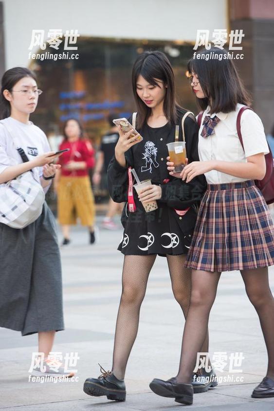 魔镜街拍必看：网袜小姐姐集合，记得系好安全带！
