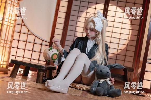 黏黏团子兔的写真，醉倒在荷塘边，这种原图我想每周都欣赏一次。